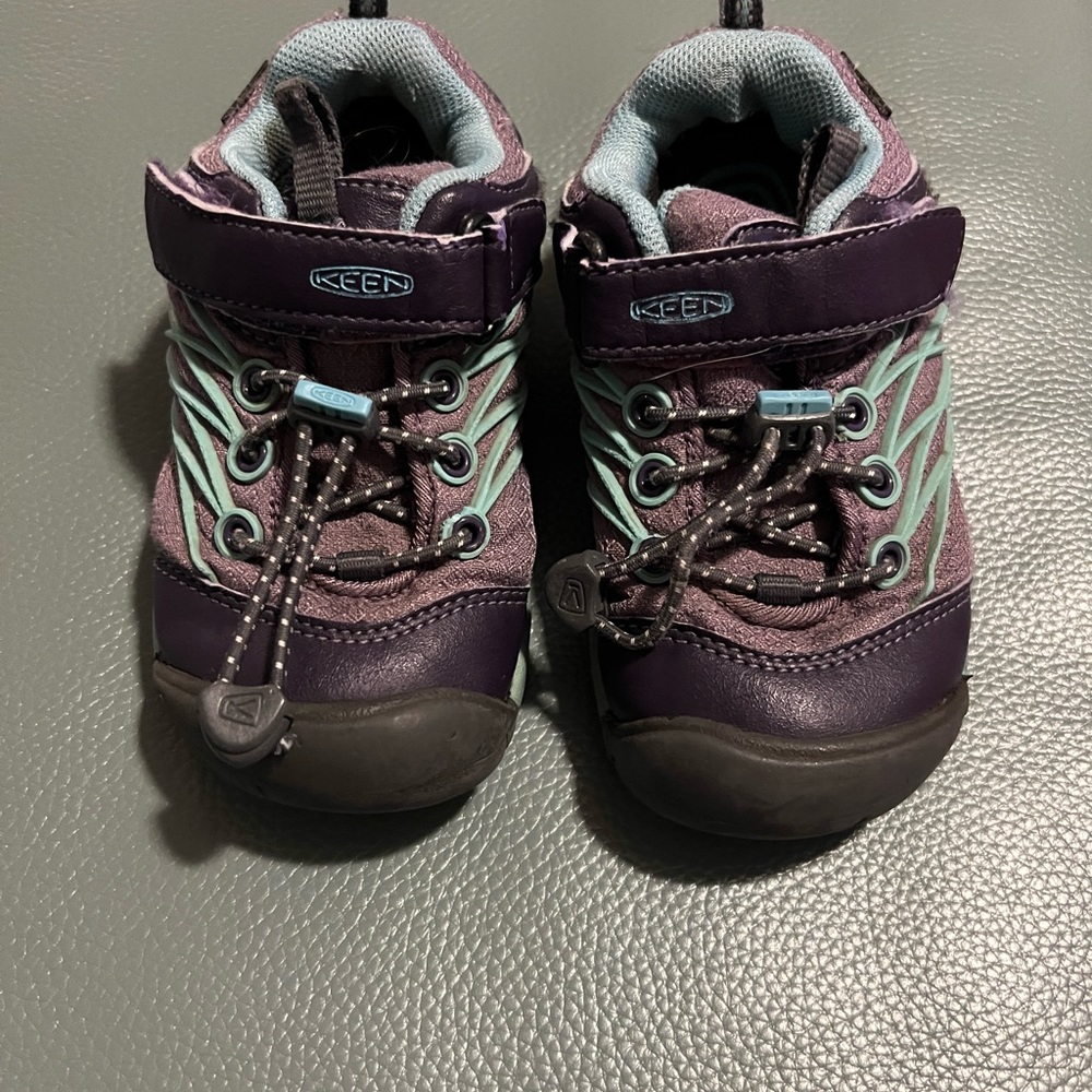Size 9 keen hiking shoes.